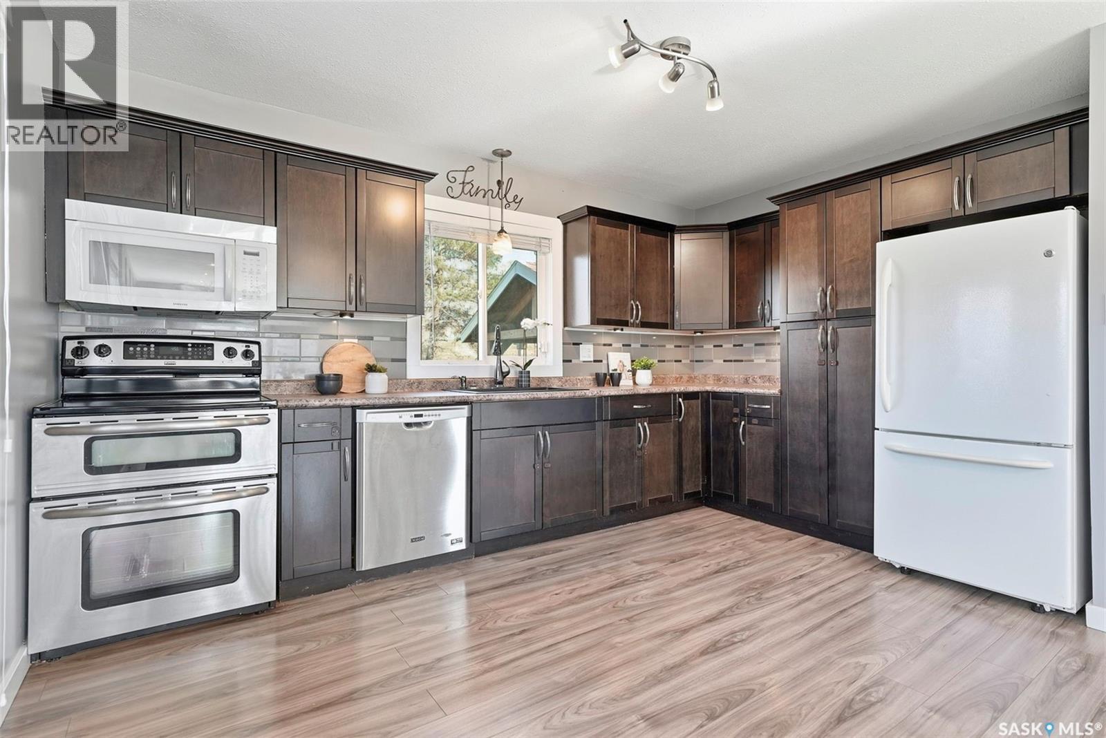 18 Mackie Crescent, Saskatoon, SK - Indoor Photo Showing Kitchen