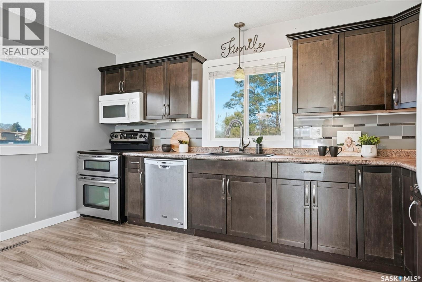 18 Mackie Crescent, Saskatoon, SK - Indoor Photo Showing Kitchen