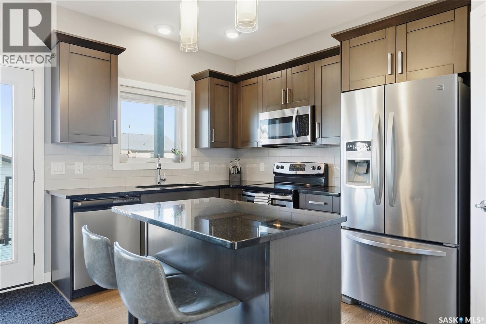 534 Maple Crescent, Warman, SK - Indoor Photo Showing Kitchen With Upgraded Kitchen