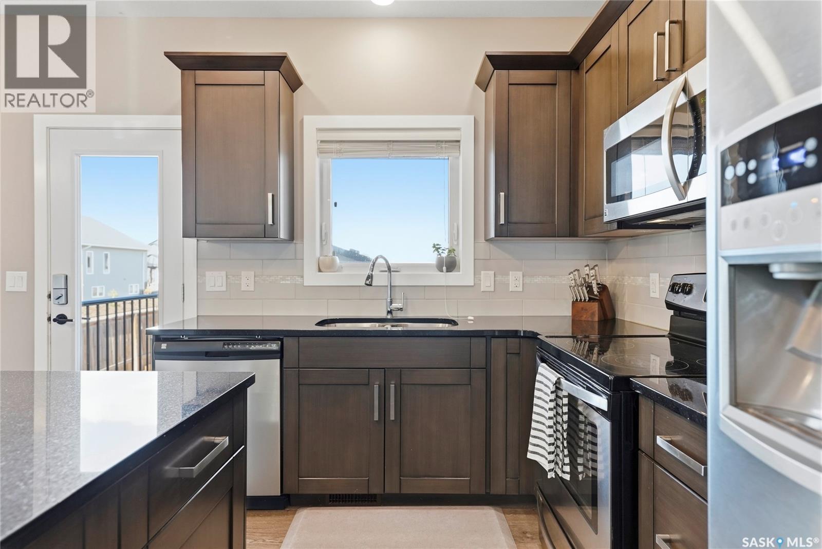 534 Maple Crescent, Warman, SK - Indoor Photo Showing Kitchen With Double Sink With Upgraded Kitchen