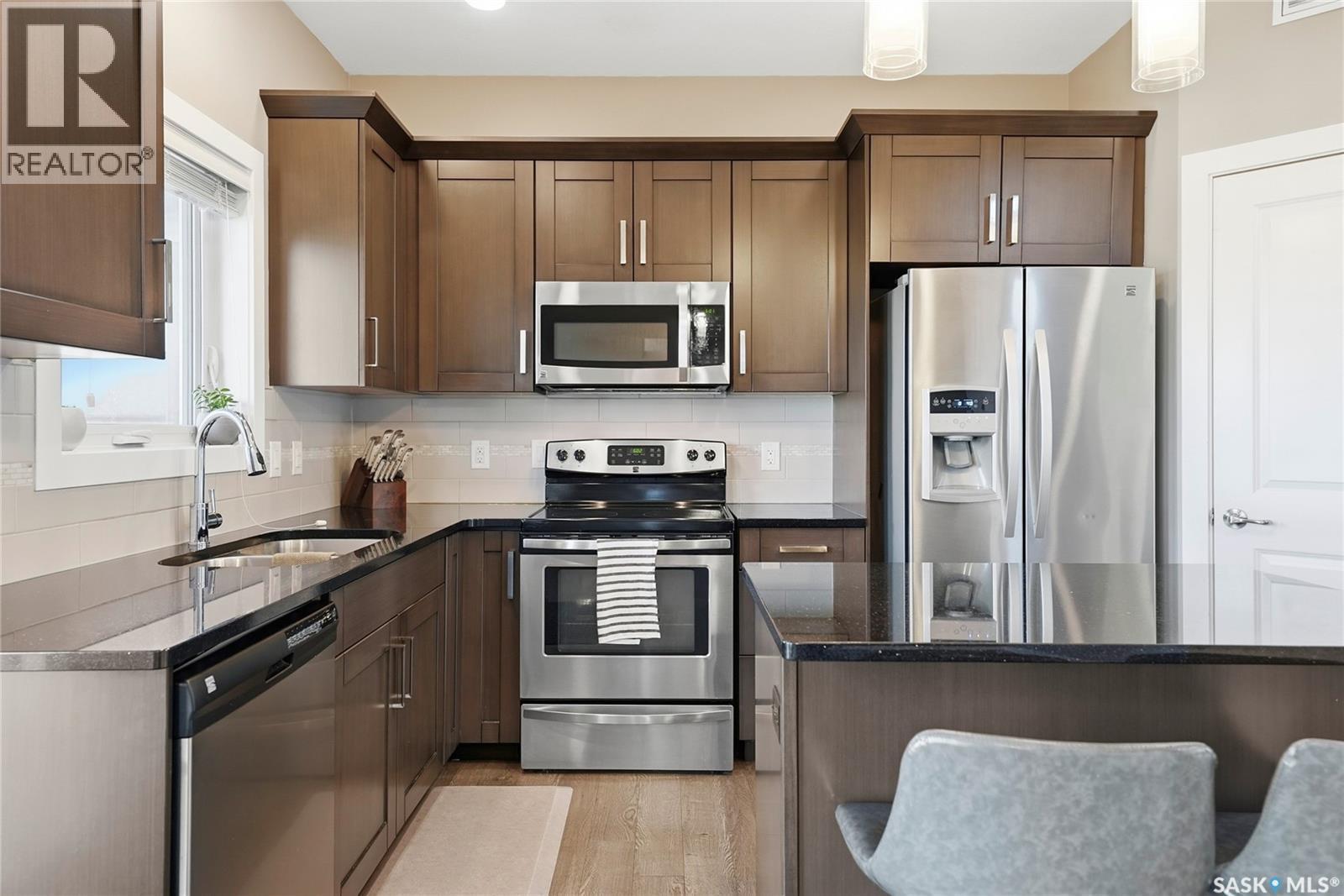 534 Maple Crescent, Warman, SK - Indoor Photo Showing Kitchen With Upgraded Kitchen