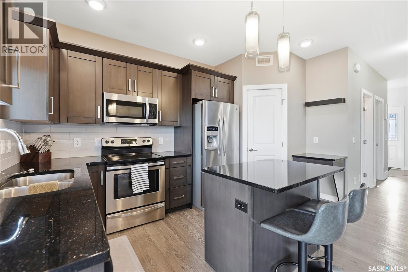 534 Maple Crescent, Warman, SK - Indoor Photo Showing Kitchen With Upgraded Kitchen