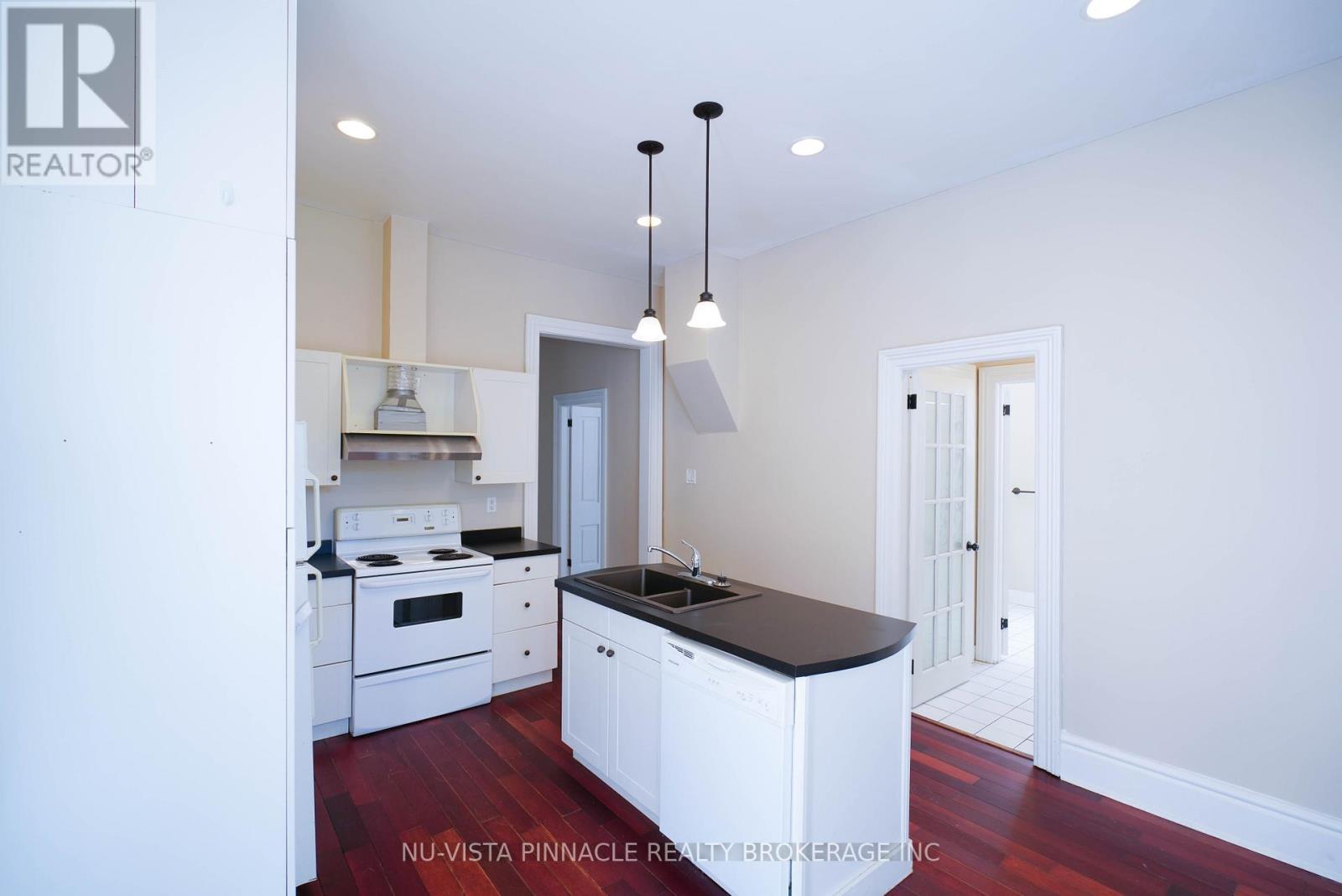 571 Dufferin Avenue, London East (East F), ON - Indoor Photo Showing Kitchen With Double Sink