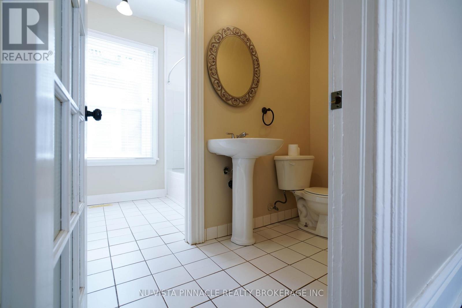 571 Dufferin Avenue, London East (East F), ON - Indoor Photo Showing Bathroom