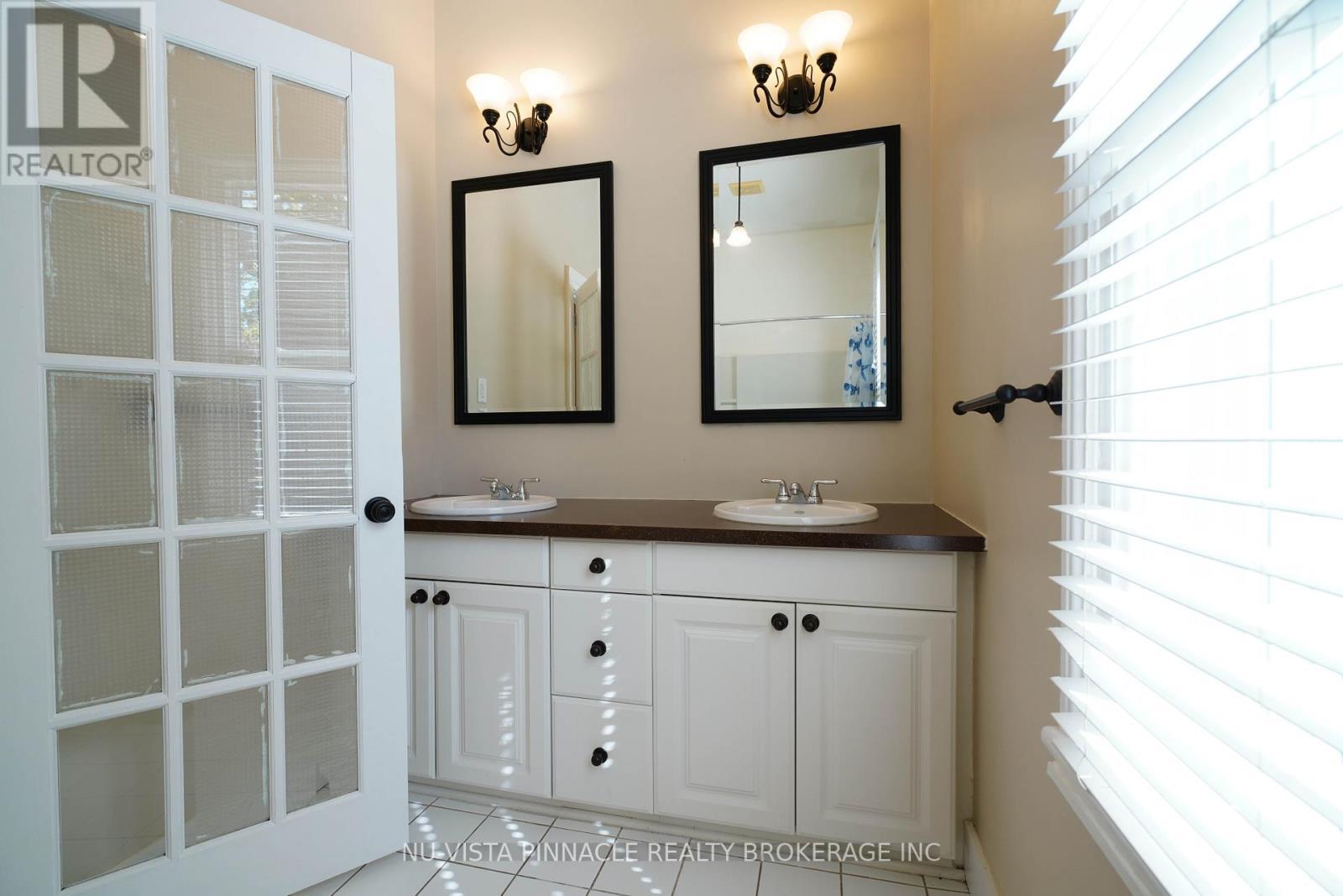 571 Dufferin Avenue, London East (East F), ON - Indoor Photo Showing Bathroom