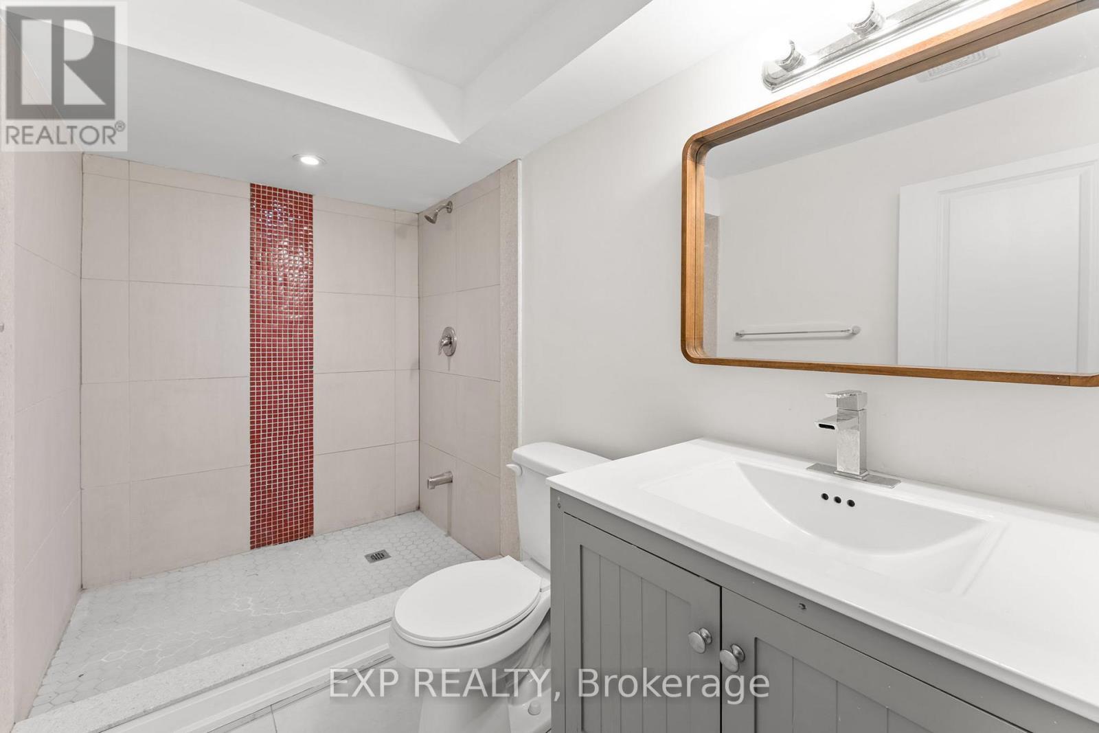 17 Harrison Avenue, Mississauga, ON - Indoor Photo Showing Bathroom