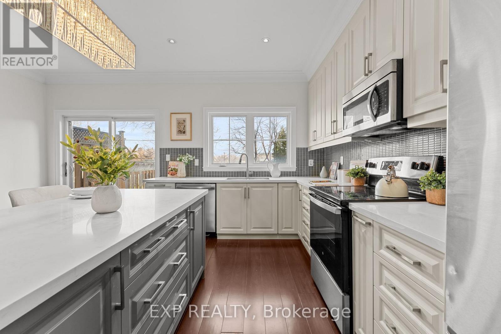 17 Harrison Avenue, Mississauga, ON - Indoor Photo Showing Kitchen With Upgraded Kitchen