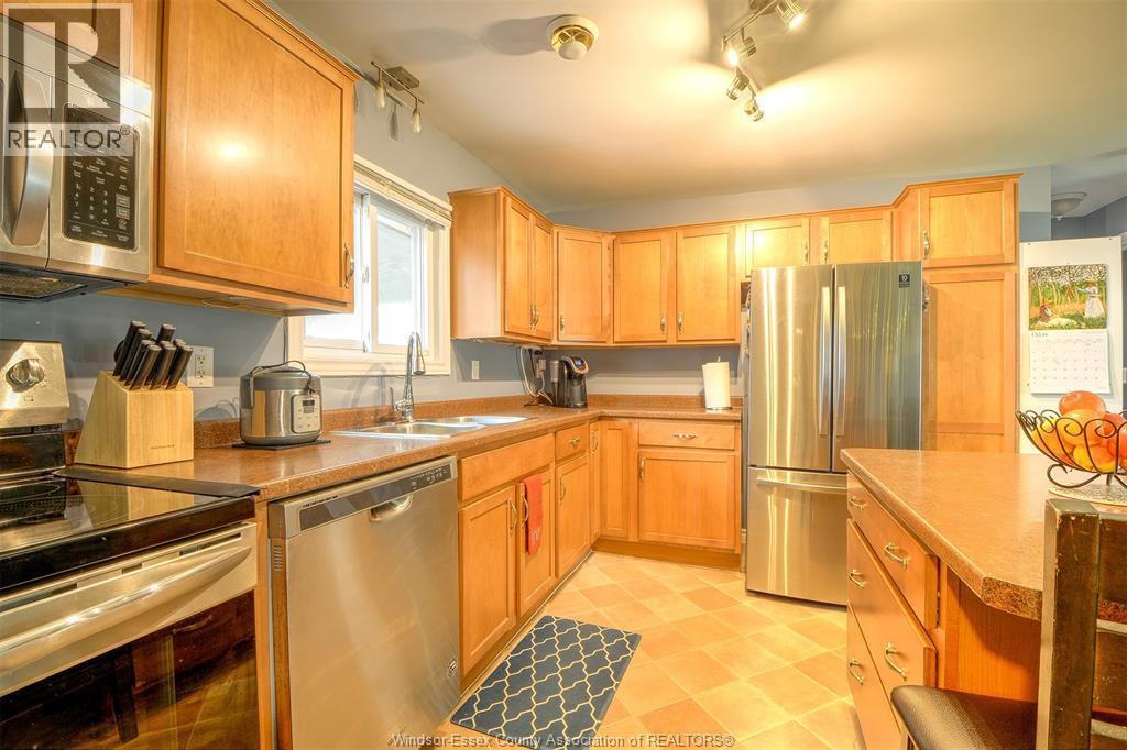 2480 Arthur Road, Windsor, ON - Indoor Photo Showing Kitchen With Double Sink