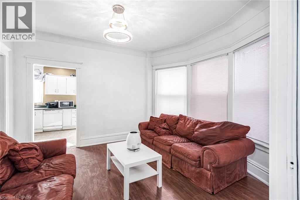 39 Arthur Avenue N, Hamilton, ON - Indoor Photo Showing Living Room