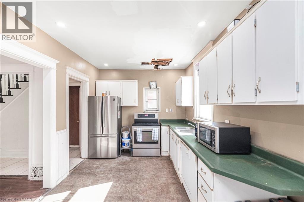 39 Arthur Avenue N, Hamilton, ON - Indoor Photo Showing Kitchen