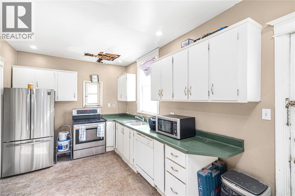 39 Arthur Avenue N, Hamilton, ON - Indoor Photo Showing Kitchen With Double Sink