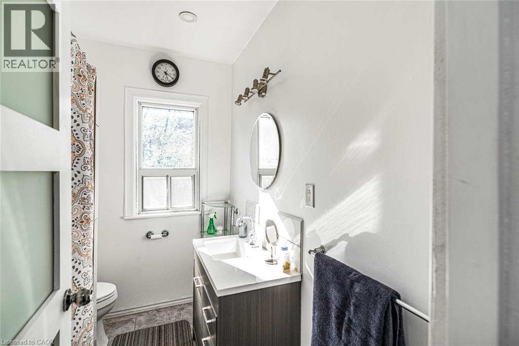 39 Arthur Avenue N, Hamilton, ON - Indoor Photo Showing Bathroom