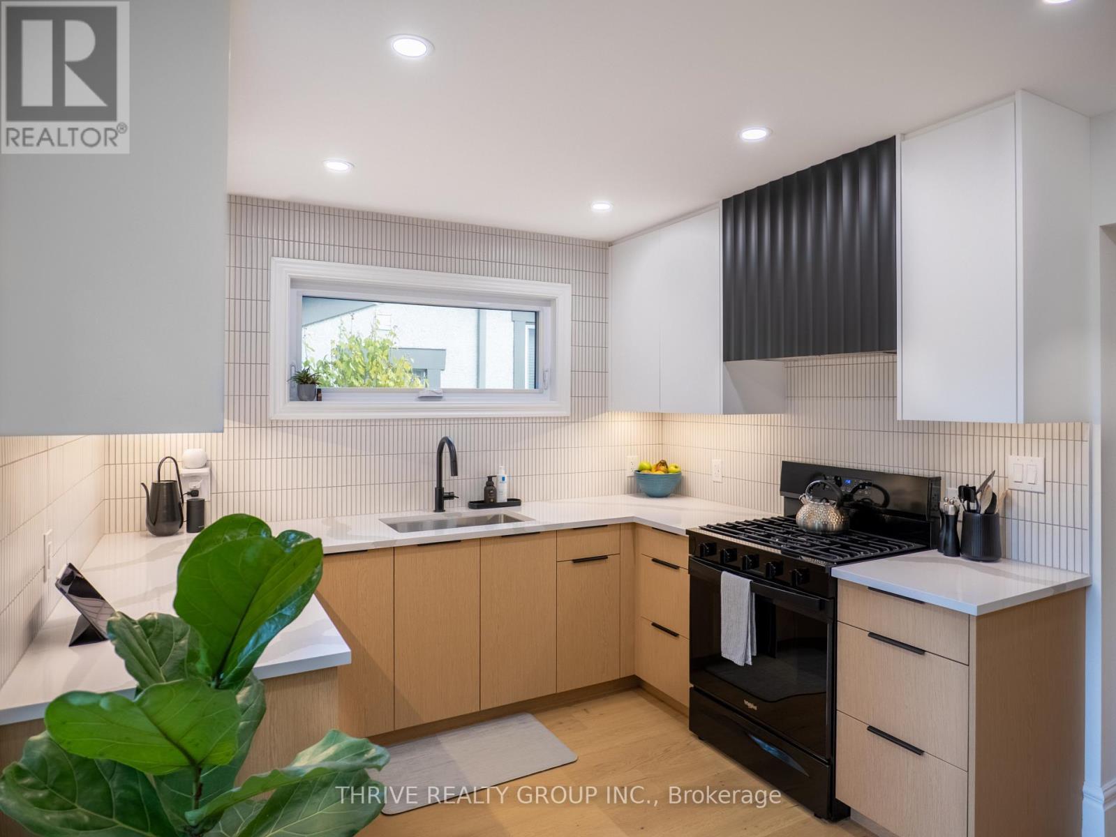 12 Arthur Street, London East (East F), ON - Indoor Photo Showing Kitchen
