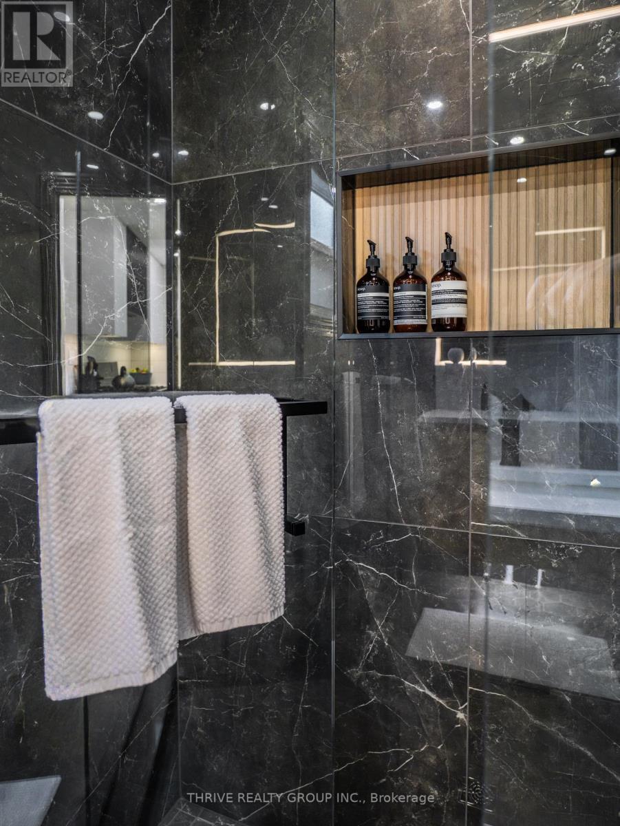 12 Arthur Street, London East (East F), ON - Indoor Photo Showing Bathroom