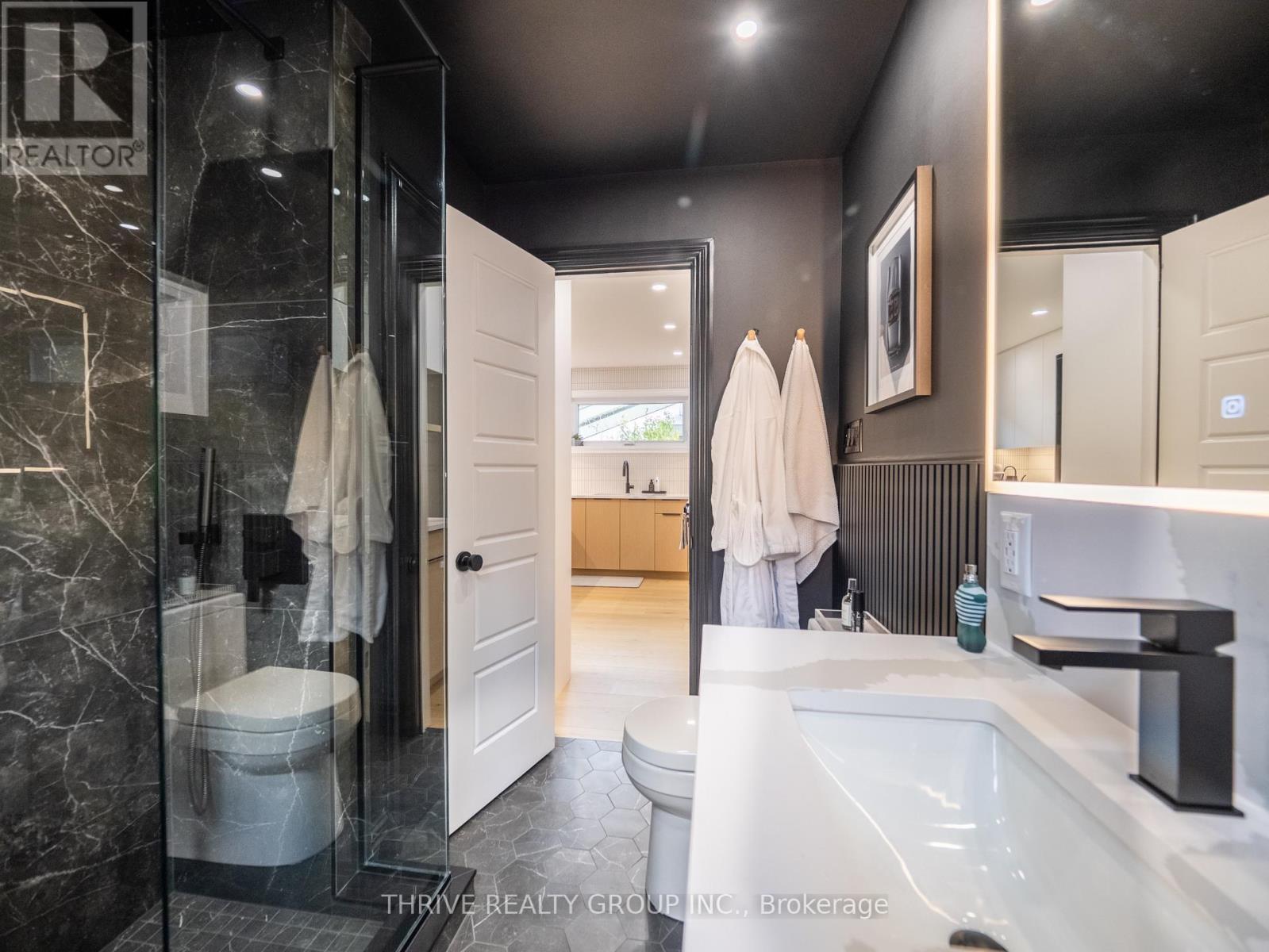 12 Arthur Street, London East (East F), ON - Indoor Photo Showing Bathroom