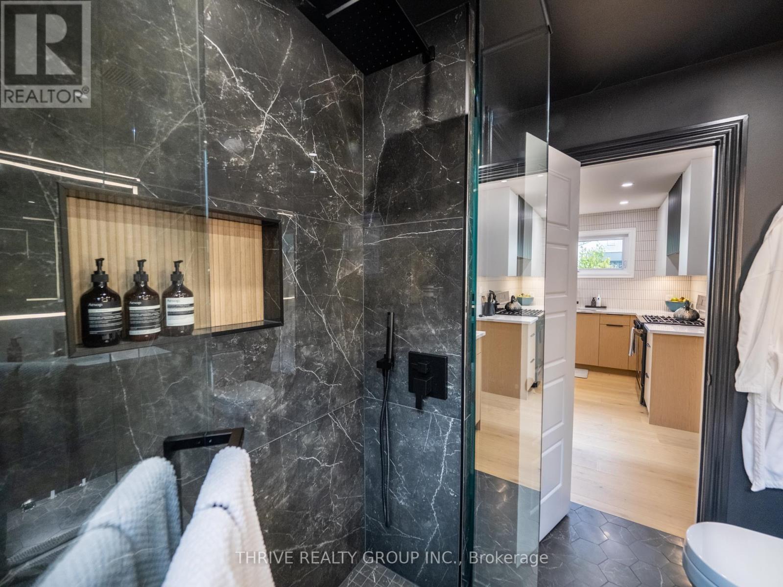 12 Arthur Street, London East (East F), ON - Indoor Photo Showing Bathroom