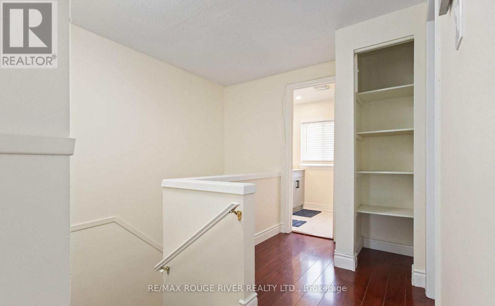 Bright Upper Landing - 77 Lowry Square, Toronto, ON - Indoor