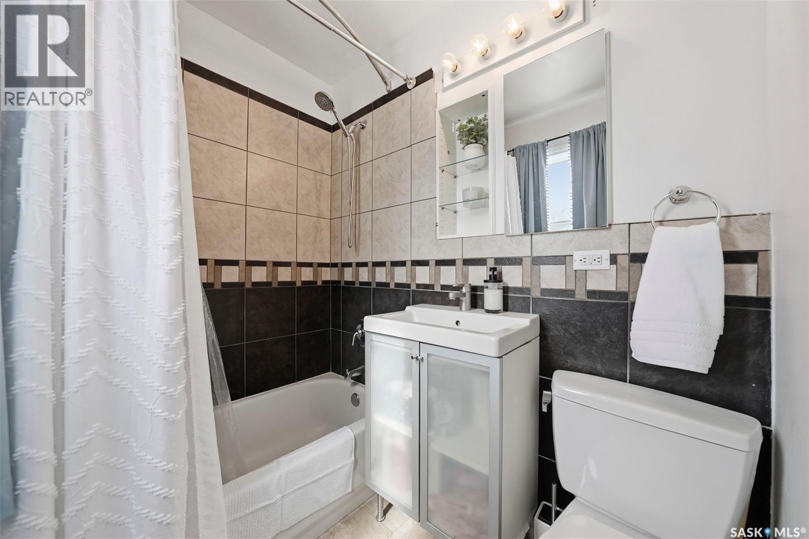 547 5Th Street E, Prince Albert, SK - Indoor Photo Showing Bathroom