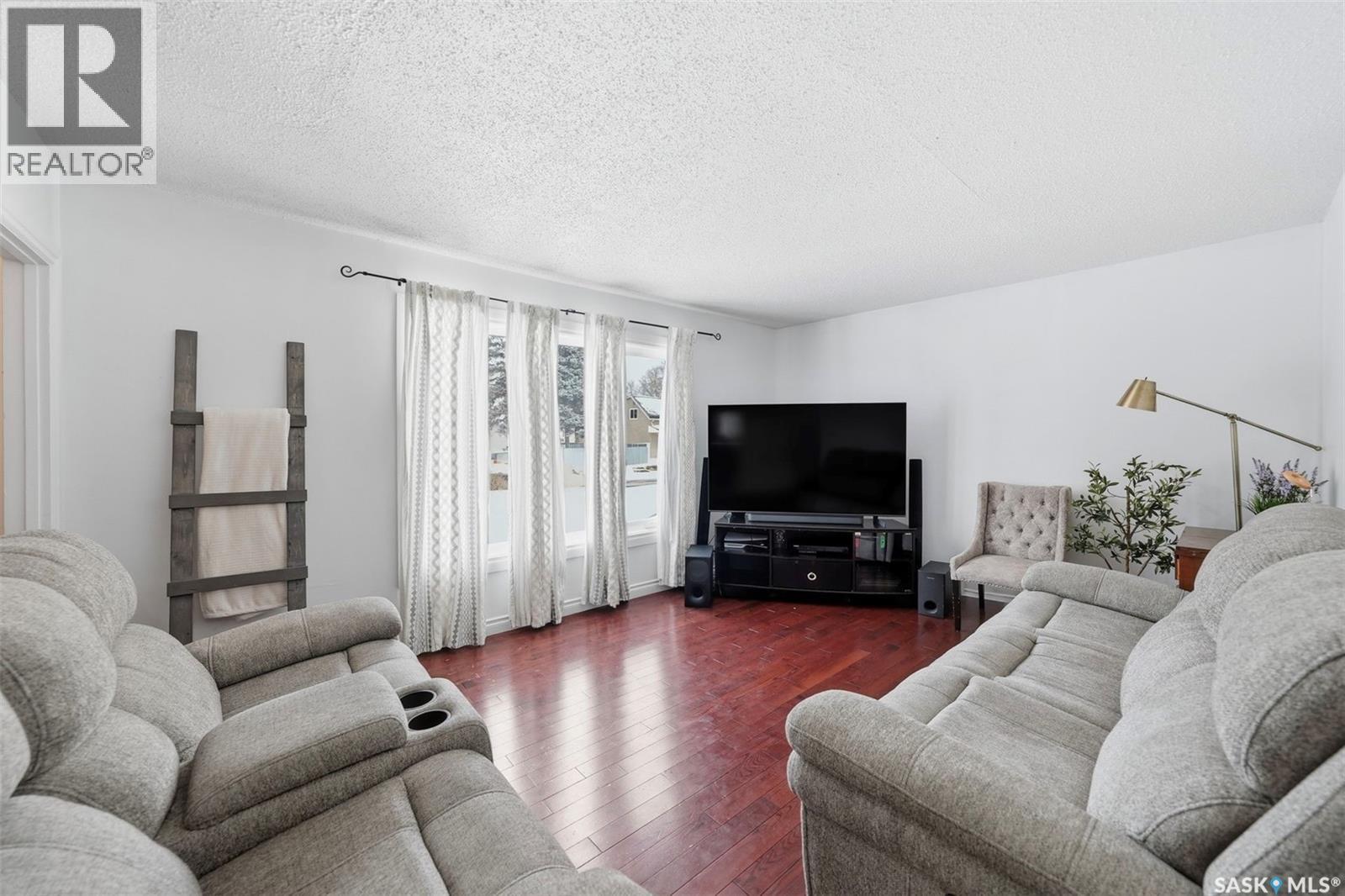 547 5Th Street E, Prince Albert, SK - Indoor Photo Showing Living Room