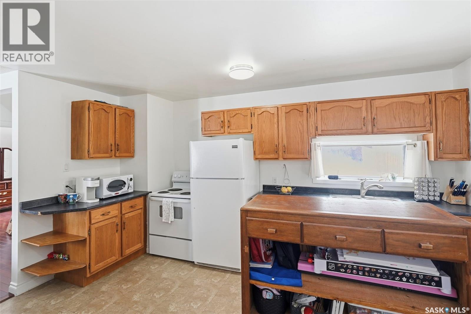 547 5Th Street E, Prince Albert, SK - Indoor Photo Showing Kitchen With Double Sink