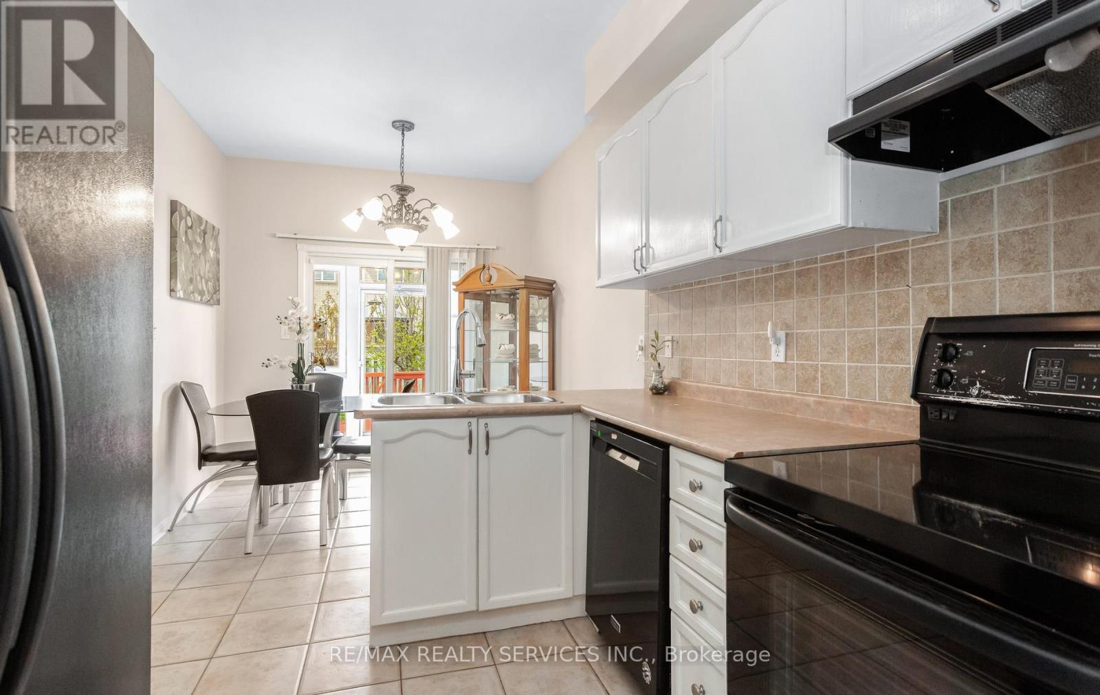 836 Avocado Crescent, Mississauga, ON - Indoor Photo Showing Kitchen With Double Sink
