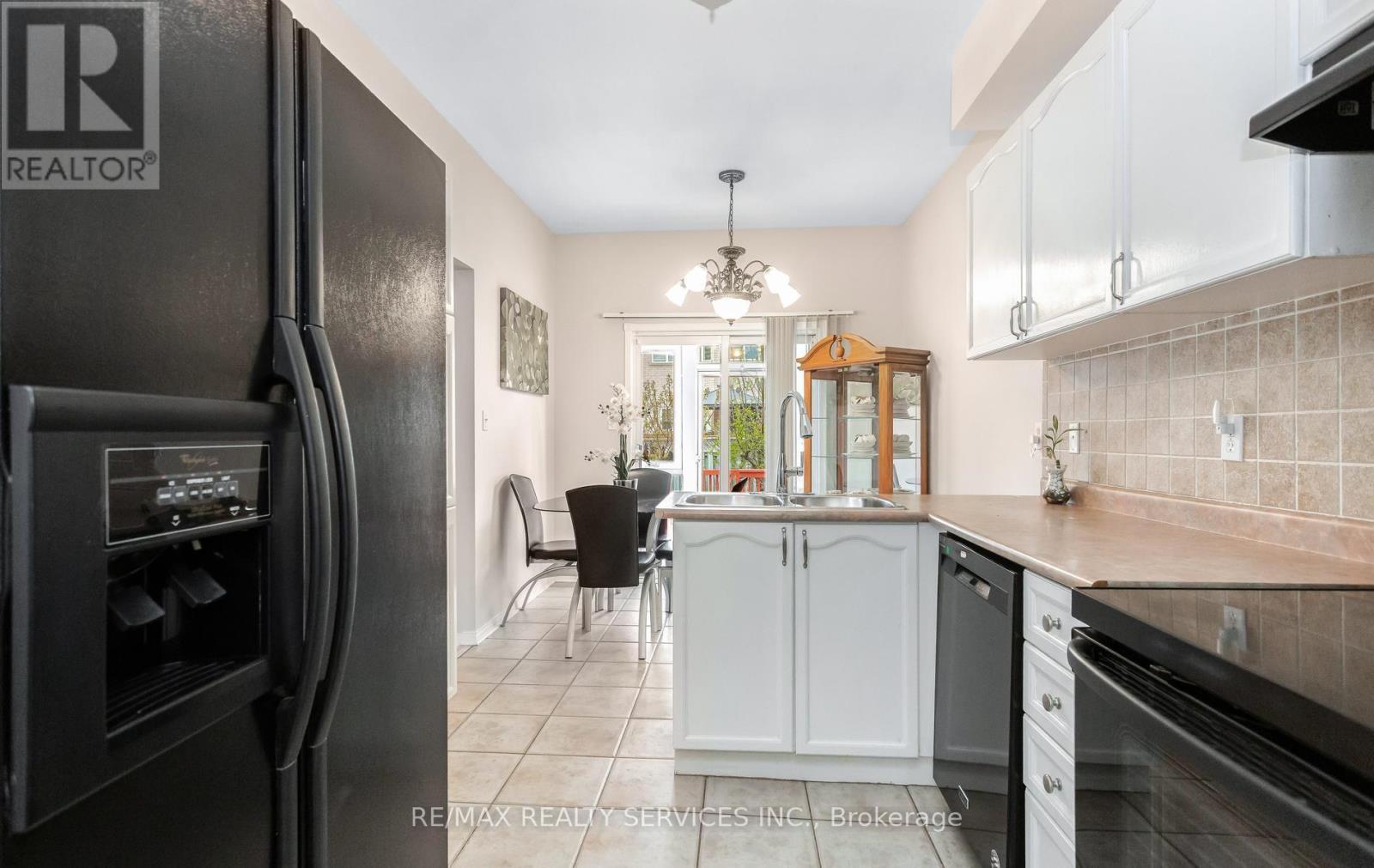 836 Avocado Crescent, Mississauga, ON - Indoor Photo Showing Kitchen