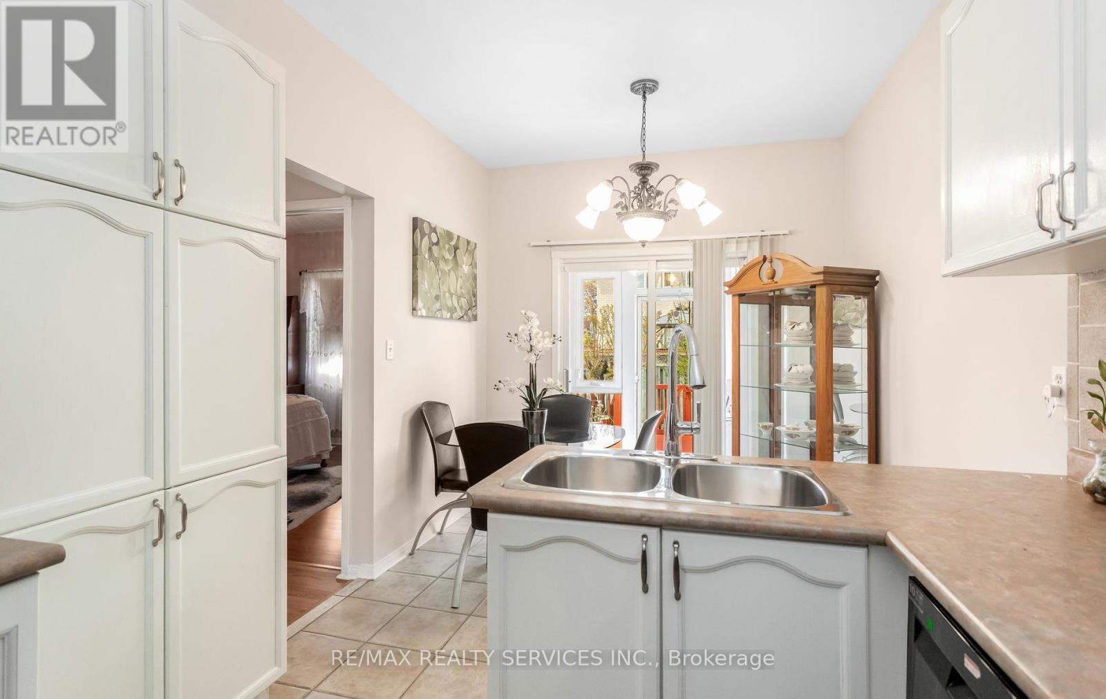 836 Avocado Crescent, Mississauga, ON - Indoor Photo Showing Kitchen With Double Sink
