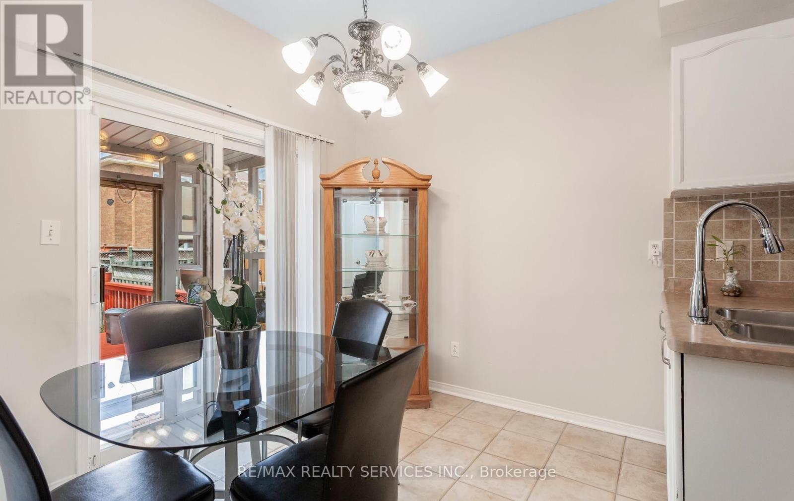 836 Avocado Crescent, Mississauga, ON - Indoor Photo Showing Dining Room