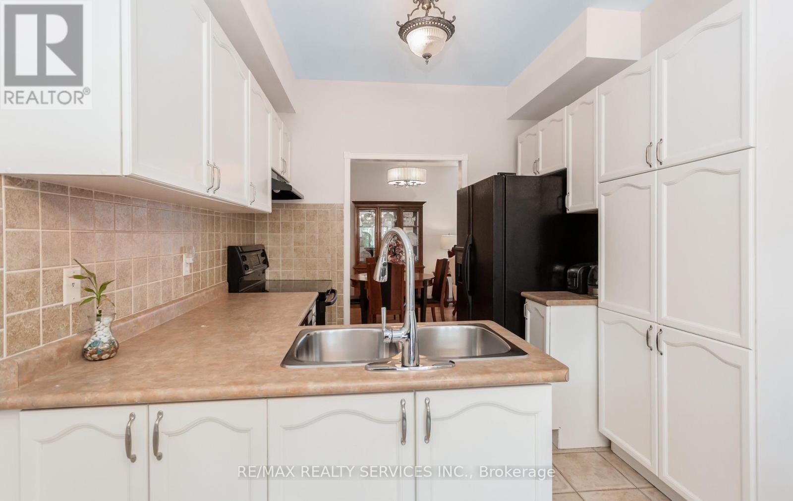 836 Avocado Crescent, Mississauga, ON - Indoor Photo Showing Kitchen With Double Sink