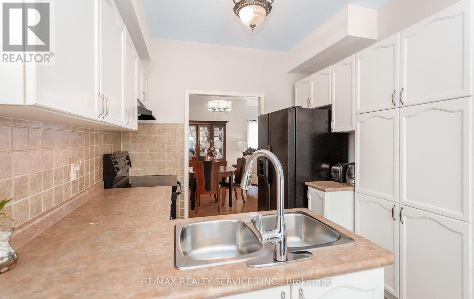 836 Avocado Crescent, Mississauga, ON - Indoor Photo Showing Kitchen With Double Sink