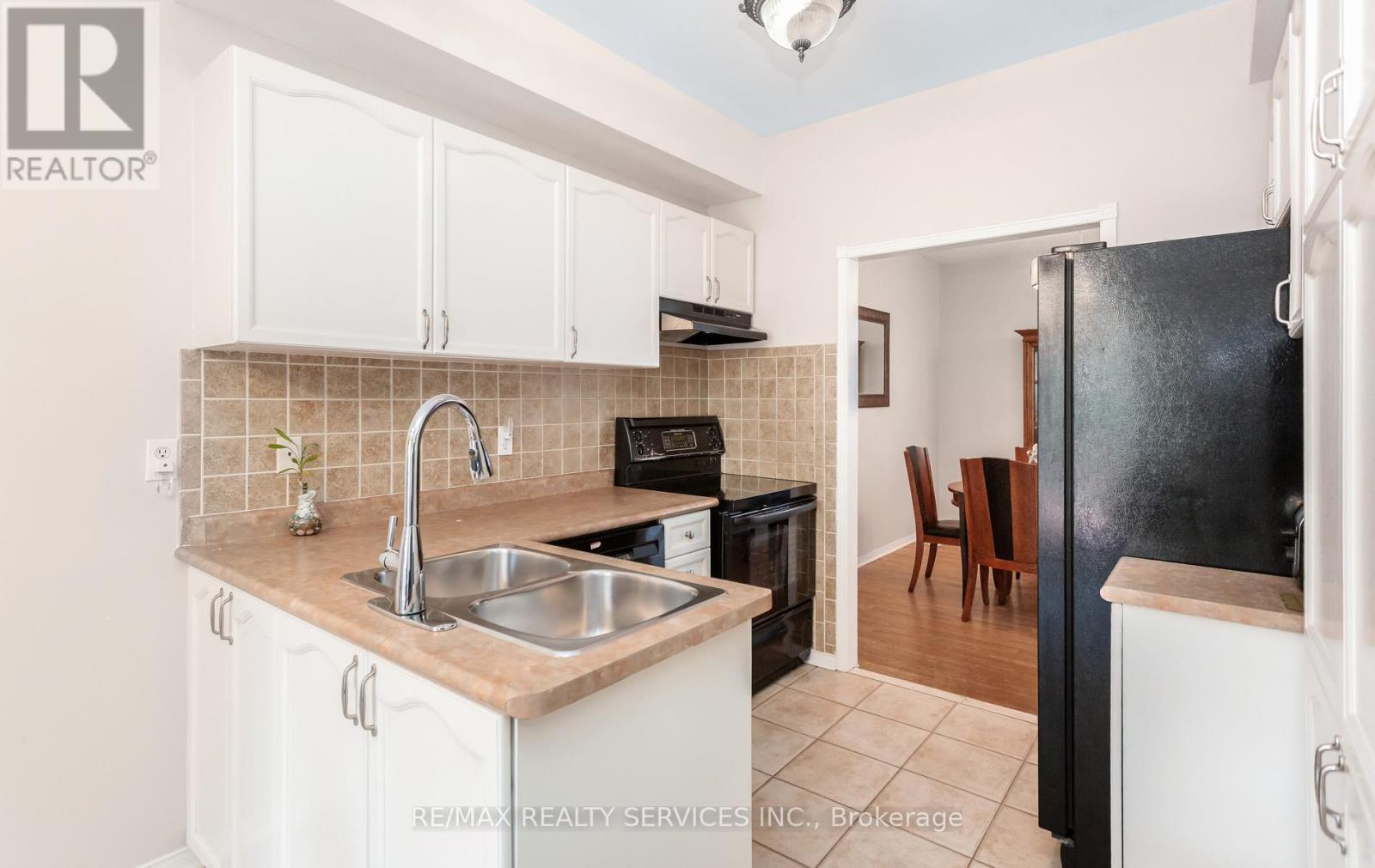 836 Avocado Crescent, Mississauga, ON - Indoor Photo Showing Kitchen With Double Sink