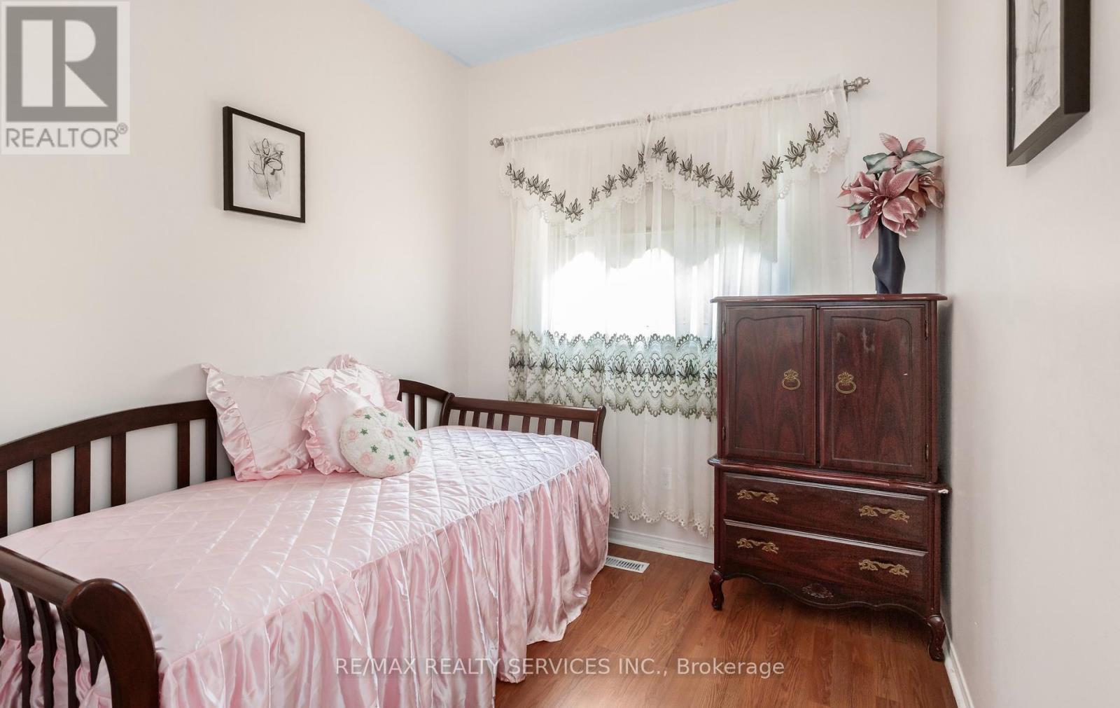 836 Avocado Crescent, Mississauga, ON - Indoor Photo Showing Bedroom