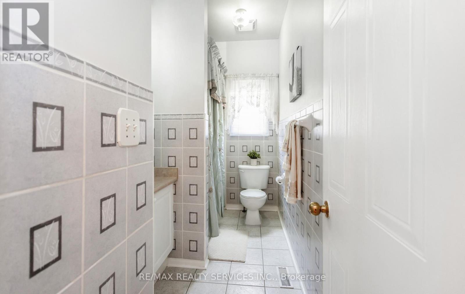 836 Avocado Crescent, Mississauga, ON - Indoor Photo Showing Bathroom