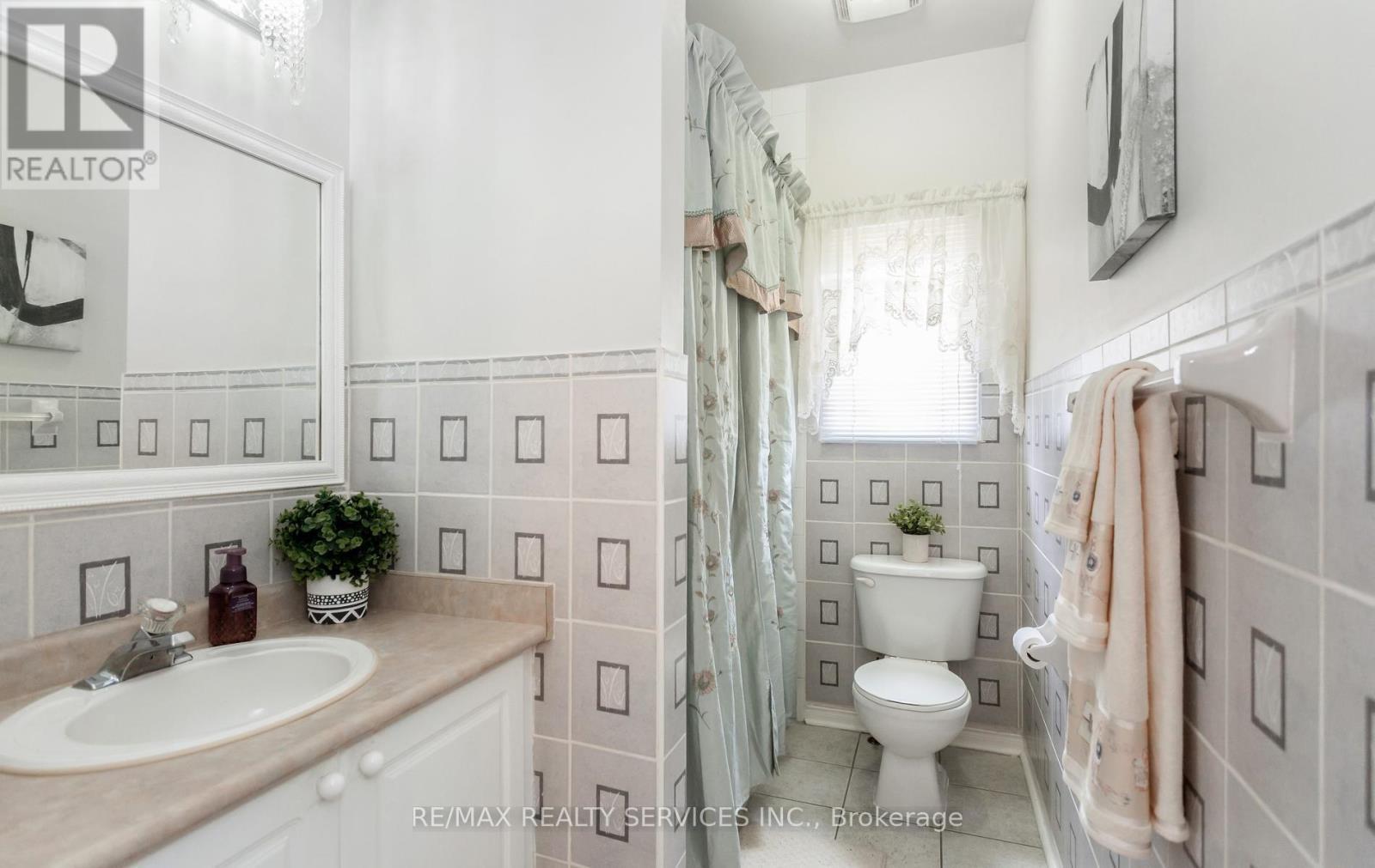 836 Avocado Crescent, Mississauga, ON - Indoor Photo Showing Bathroom