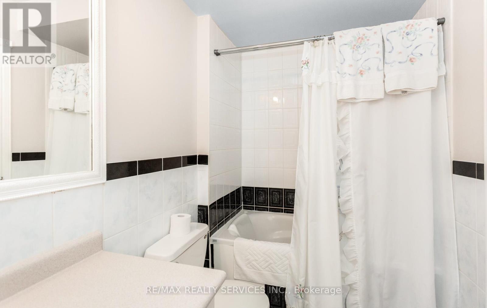 836 Avocado Crescent, Mississauga, ON - Indoor Photo Showing Bathroom