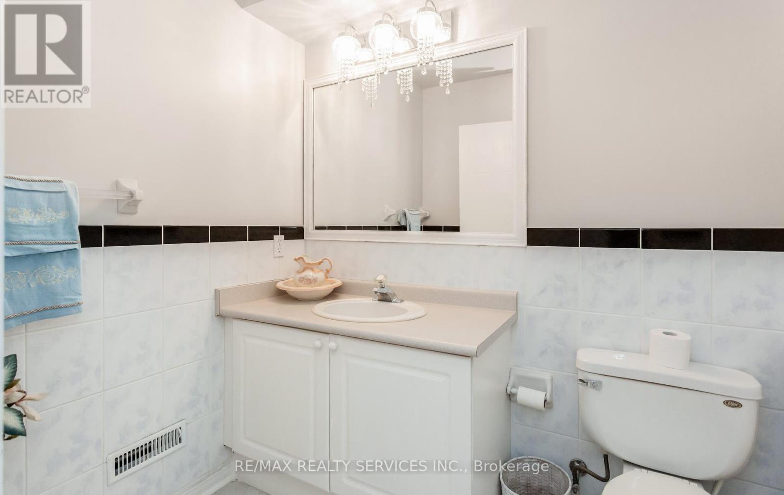 836 Avocado Crescent, Mississauga, ON - Indoor Photo Showing Bathroom