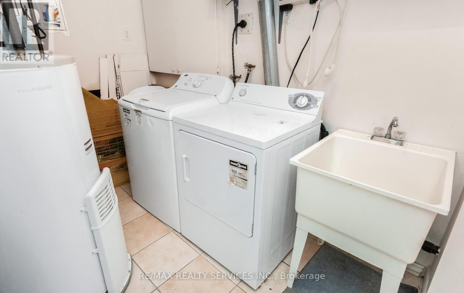 836 Avocado Crescent, Mississauga, ON - Indoor Photo Showing Laundry Room