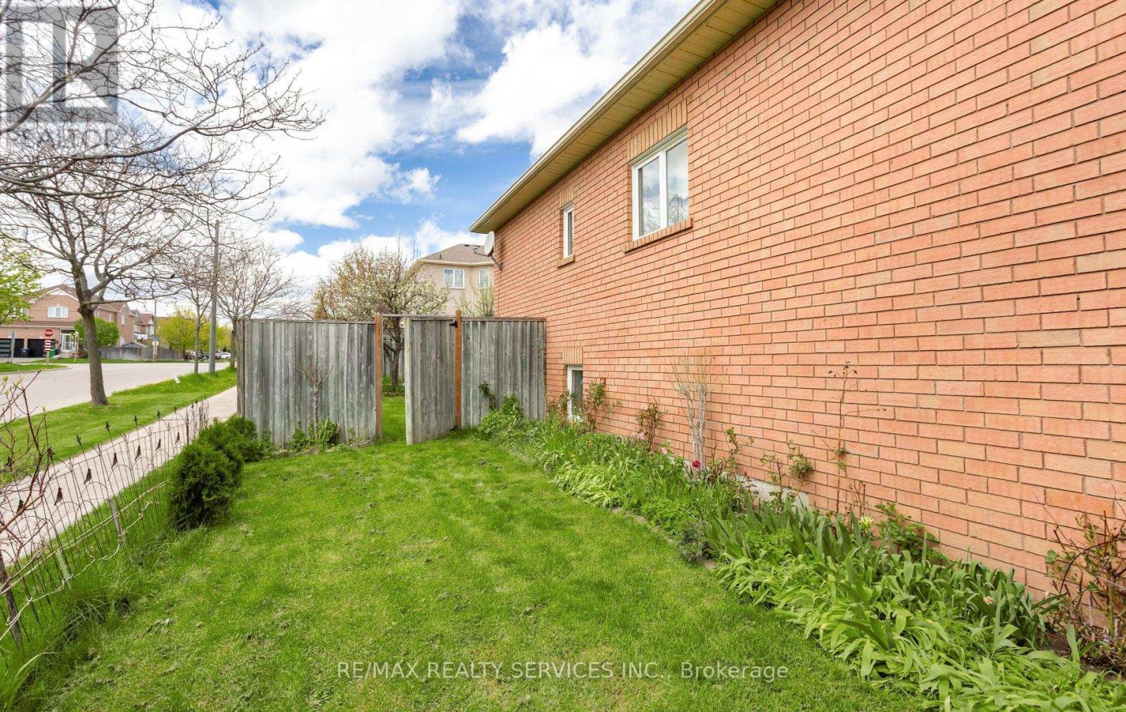 836 Avocado Crescent, Mississauga, ON - Outdoor