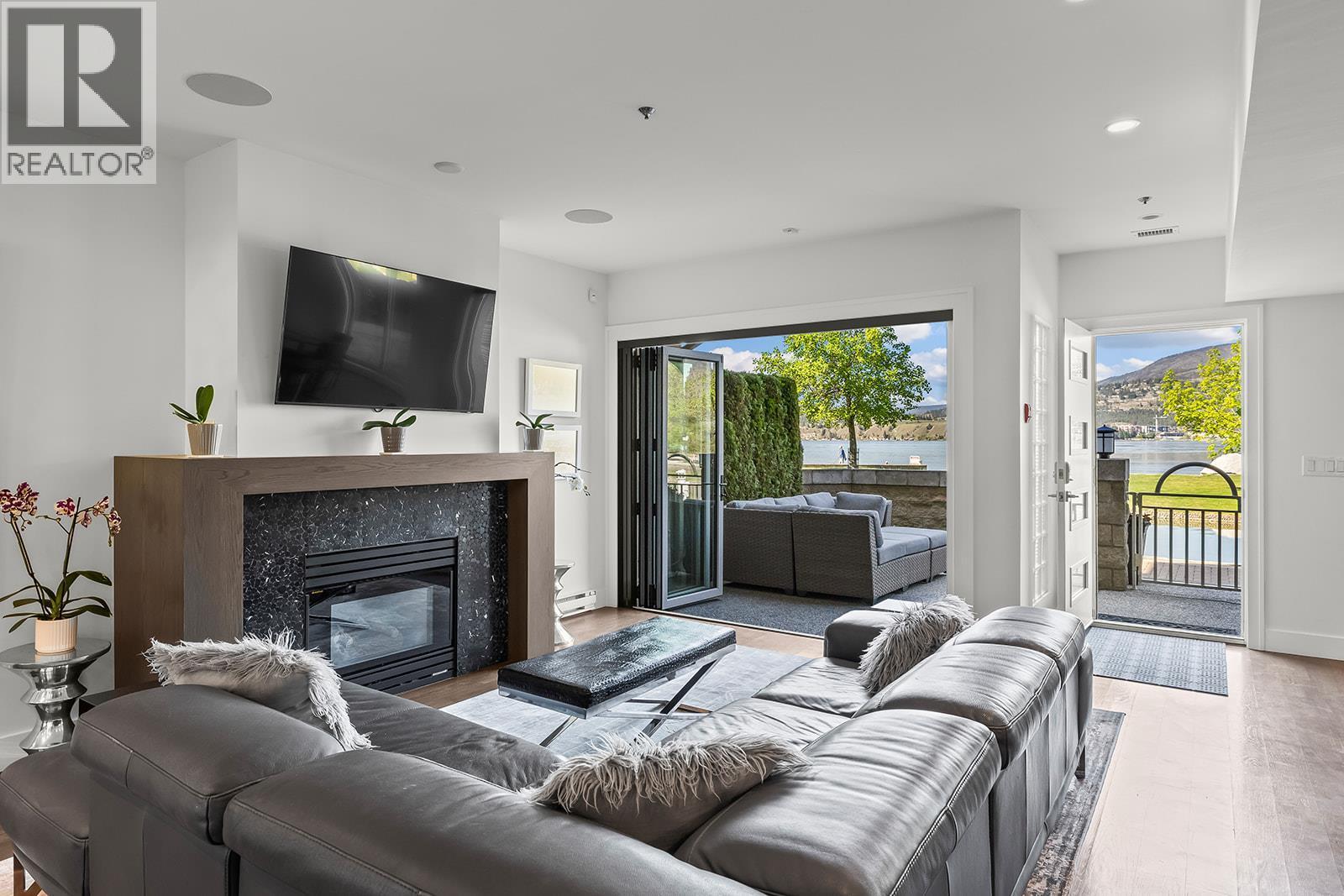 1156 Sunset Drive Unit# 123, Kelowna, BC - Indoor Photo Showing Living Room With Fireplace