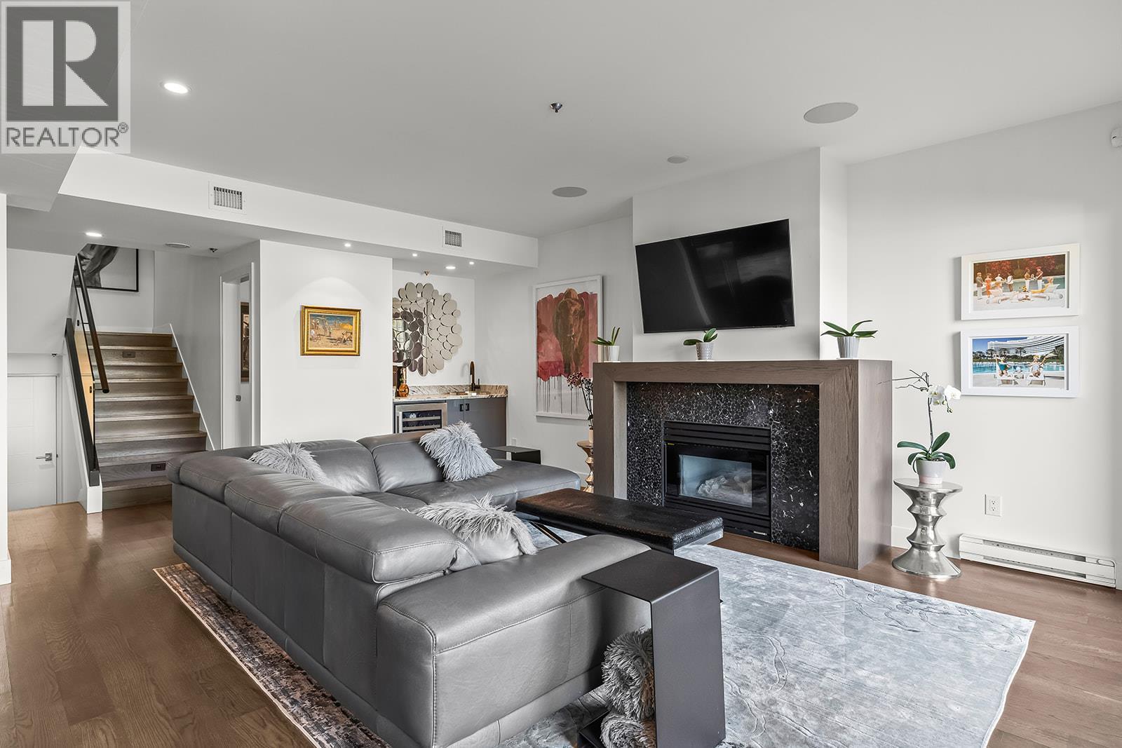 1156 Sunset Drive Unit# 123, Kelowna, BC - Indoor Photo Showing Living Room With Fireplace