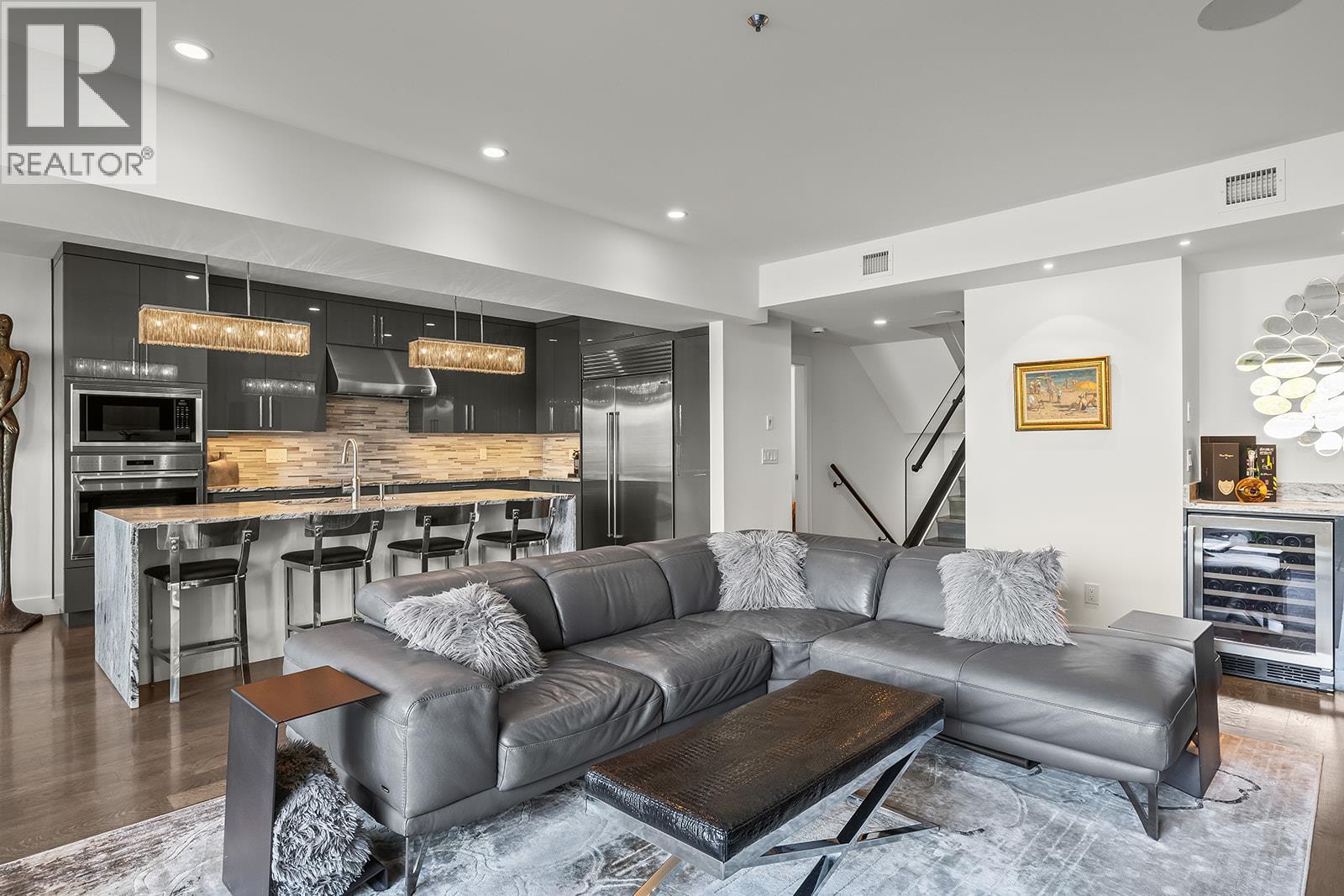1156 Sunset Drive Unit# 123, Kelowna, BC - Indoor Photo Showing Living Room