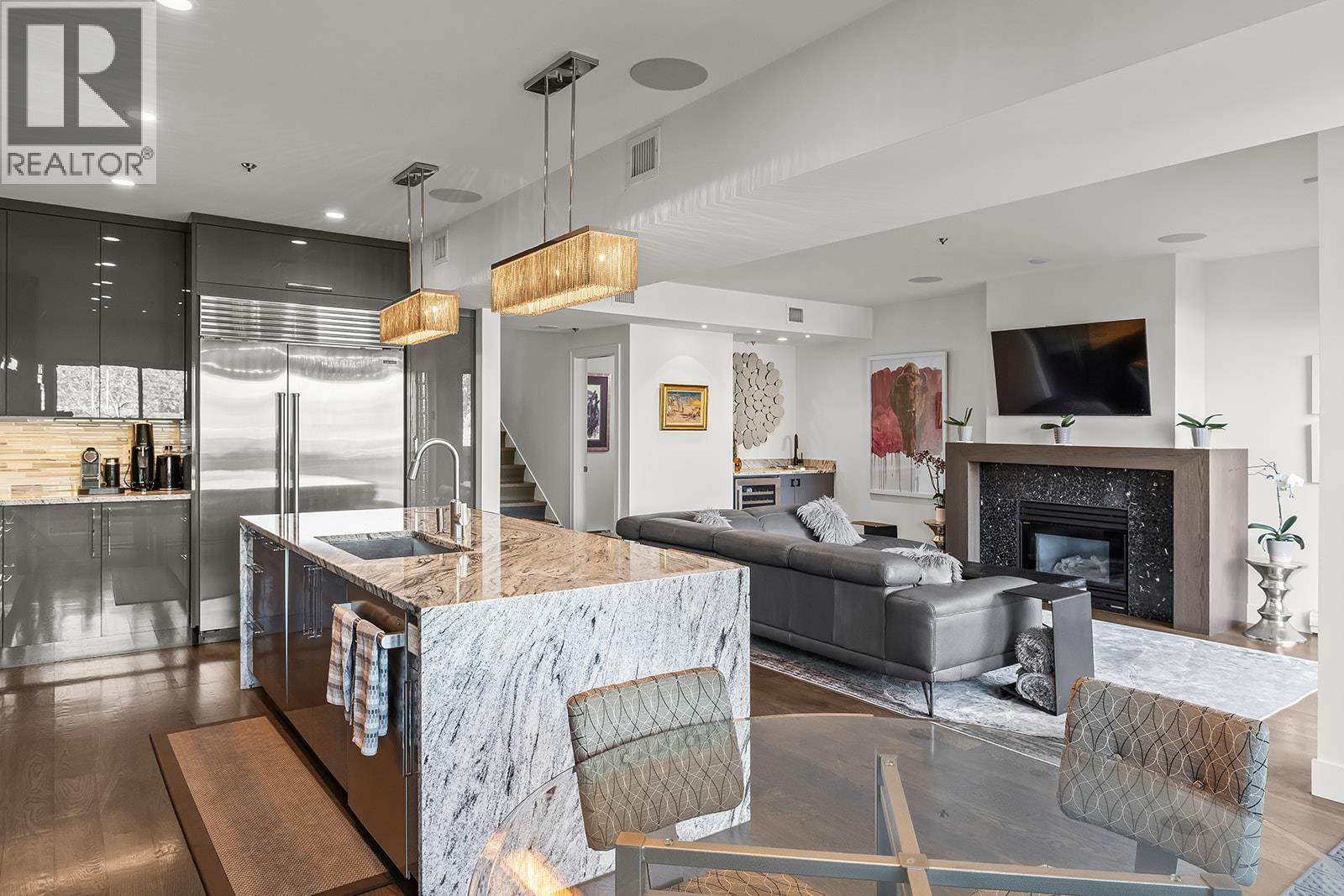 1156 Sunset Drive Unit# 123, Kelowna, BC - Indoor Photo Showing Kitchen With Fireplace With Upgraded Kitchen