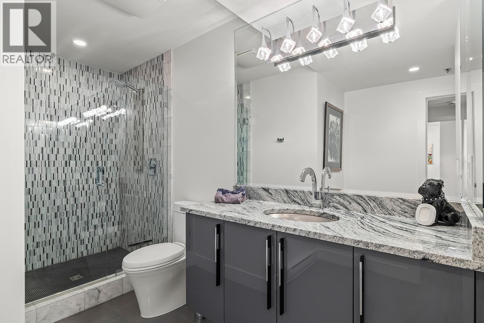 Main floor washroom - 1156 Sunset Drive Unit# 123, Kelowna, BC - Indoor Photo Showing Bathroom