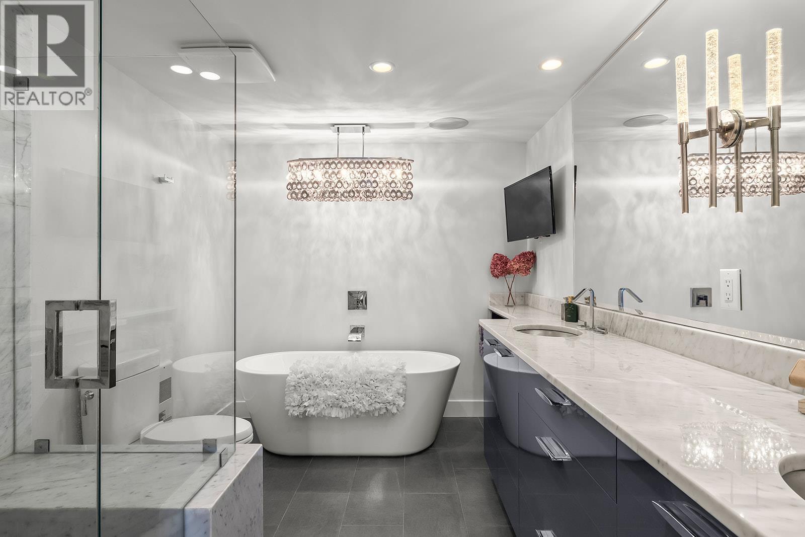 Ensuite washroom - 1156 Sunset Drive Unit# 123, Kelowna, BC - Indoor Photo Showing Bathroom