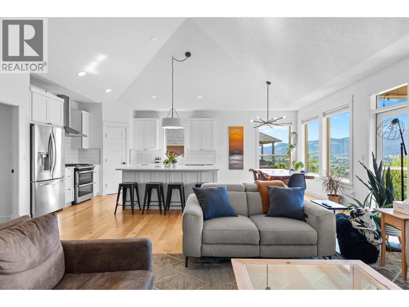 514 Mt. Tanner Place, Coldstream, BC - Indoor Photo Showing Living Room