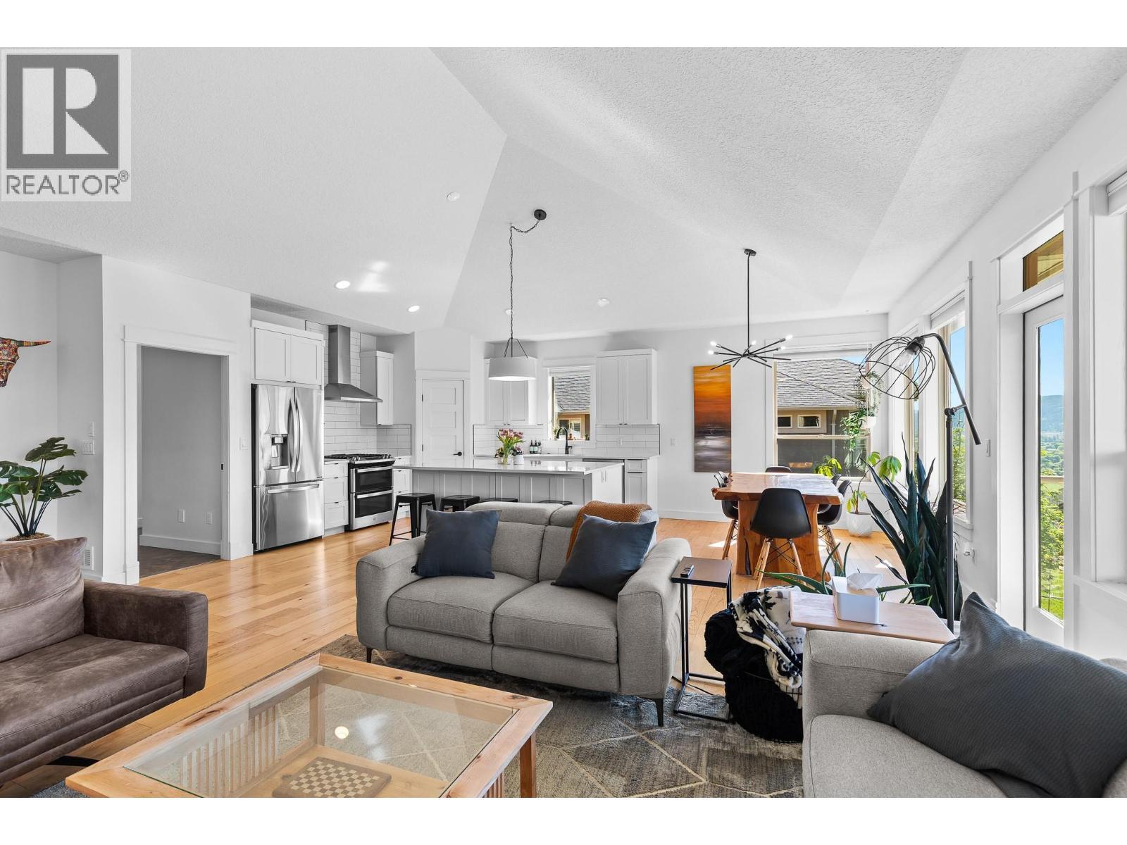 514 Mt. Tanner Place, Coldstream, BC - Indoor Photo Showing Living Room