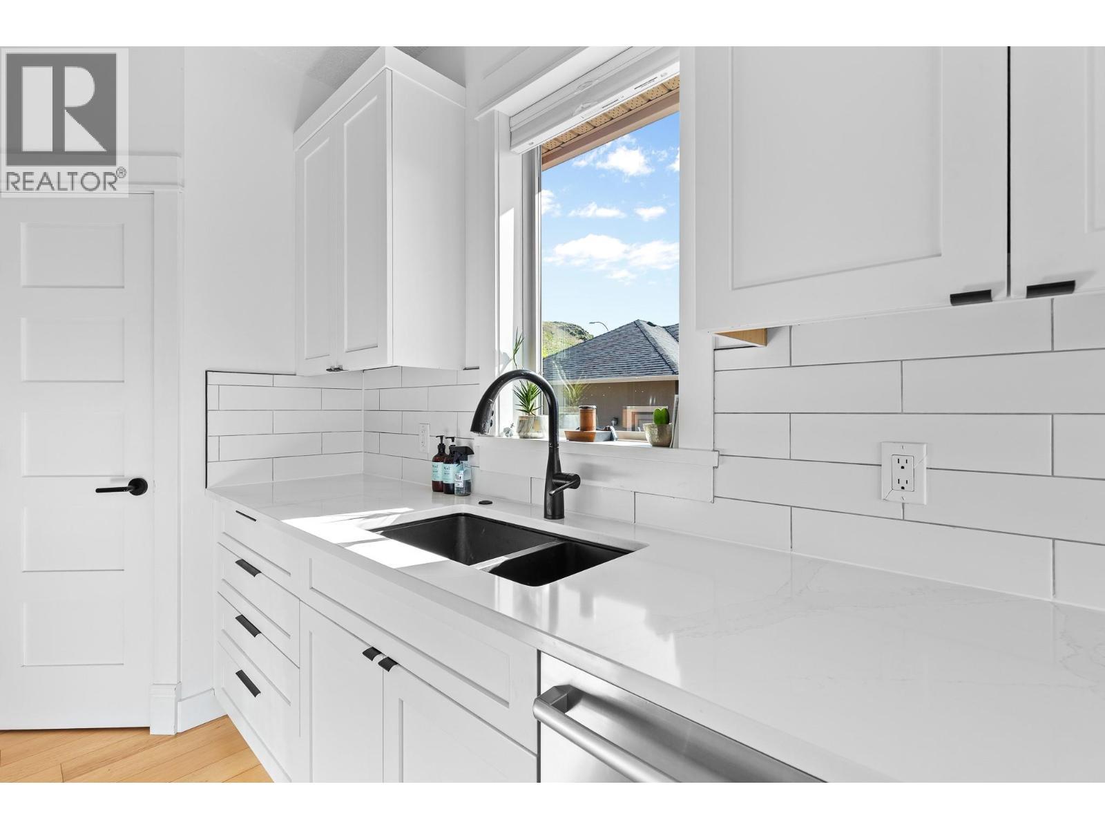 514 Mt. Tanner Place, Coldstream, BC - Indoor Photo Showing Kitchen With Double Sink With Upgraded Kitchen
