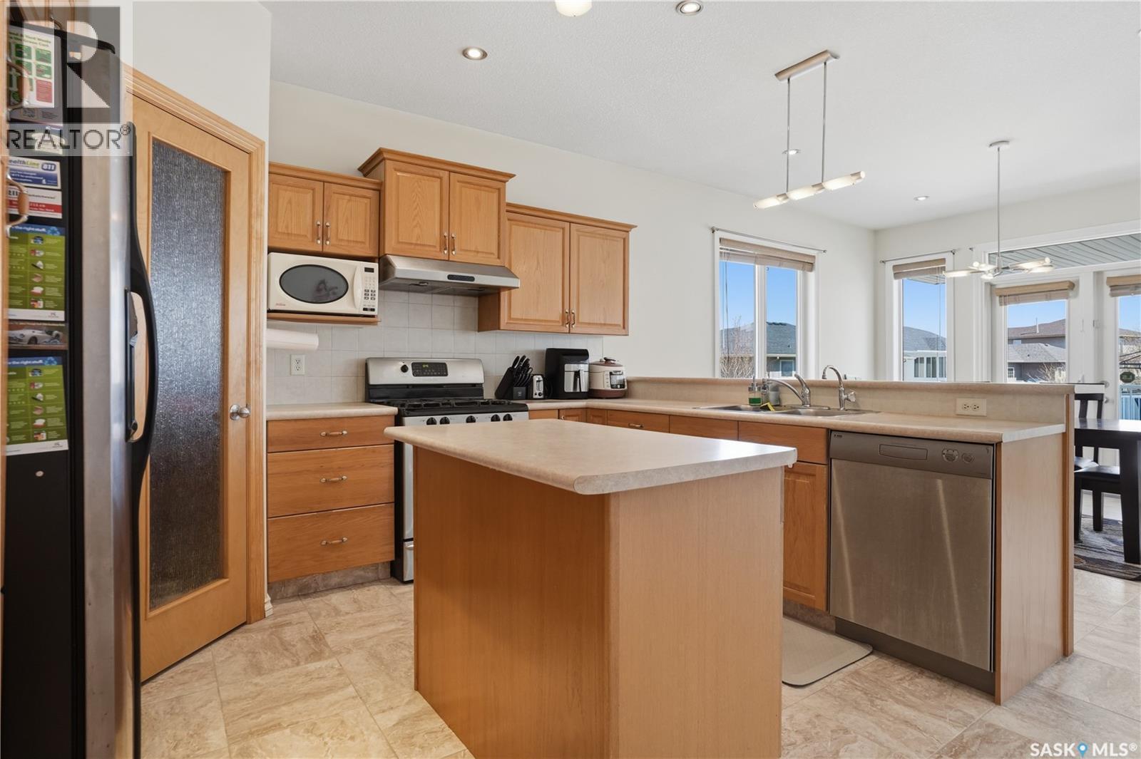 3714 Sandringham Road E, Regina, SK - Indoor Photo Showing Kitchen With Double Sink