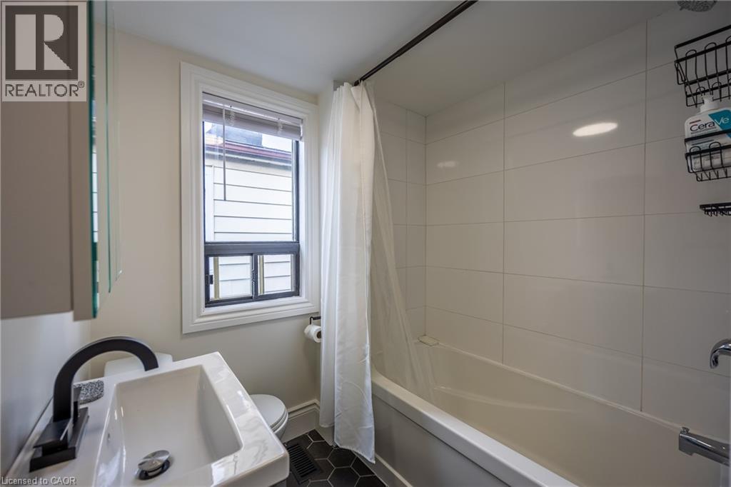 158 Balsam Avenue N, Hamilton, ON - Indoor Photo Showing Bathroom