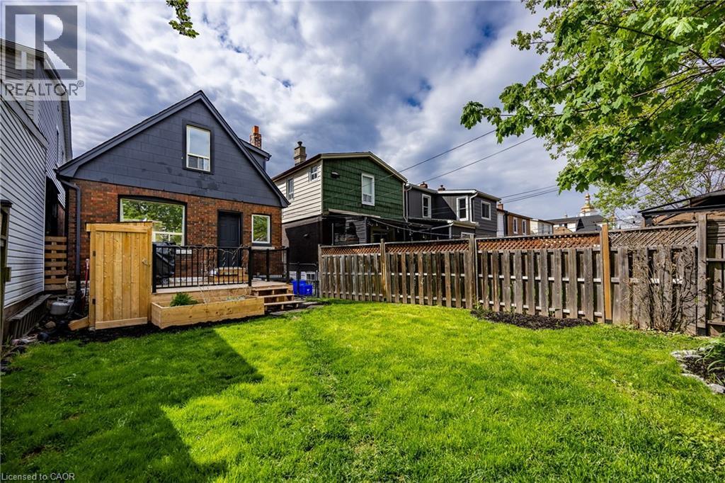 158 Balsam Avenue N, Hamilton, ON - Outdoor With Deck Patio Veranda